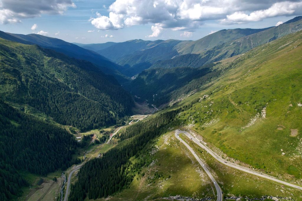 România are două dintre cele mai spectaculoase șosele din Europa. Ambele au intrat în Top 10
