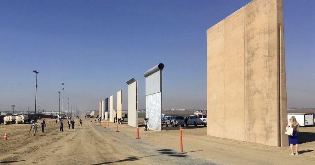 Donald Trump a suspendat construcţia controversată a zidului de frontieră în parcul naţional din Texas