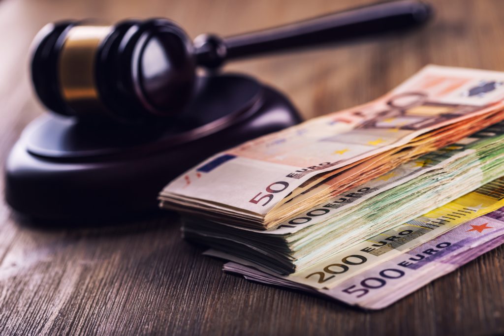 CCR a stins lumina din cămară: a decis că demnitarii și baronii locali nu trebuie să-și facă publice declarațiile de avere / Mari dosare de corupție au plecat în trecut de la investigații jurnalistice bazate pe declarațiile politicienilor