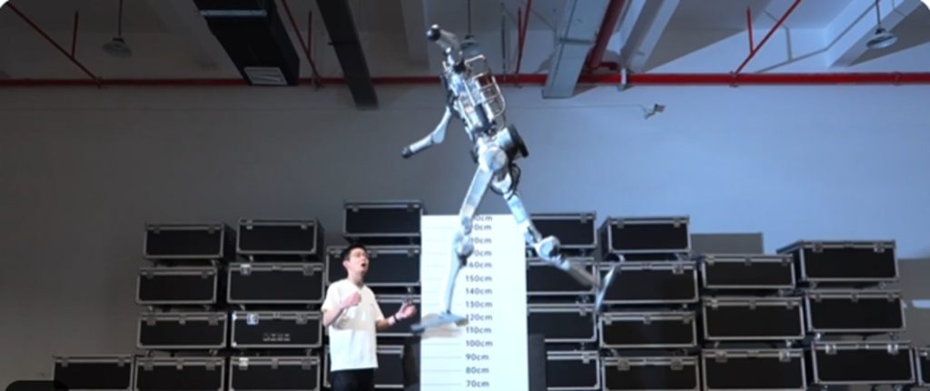 Robotul chinezesc „Superman” aleargă mai repede decât Usain Bolt și sare 2 metri