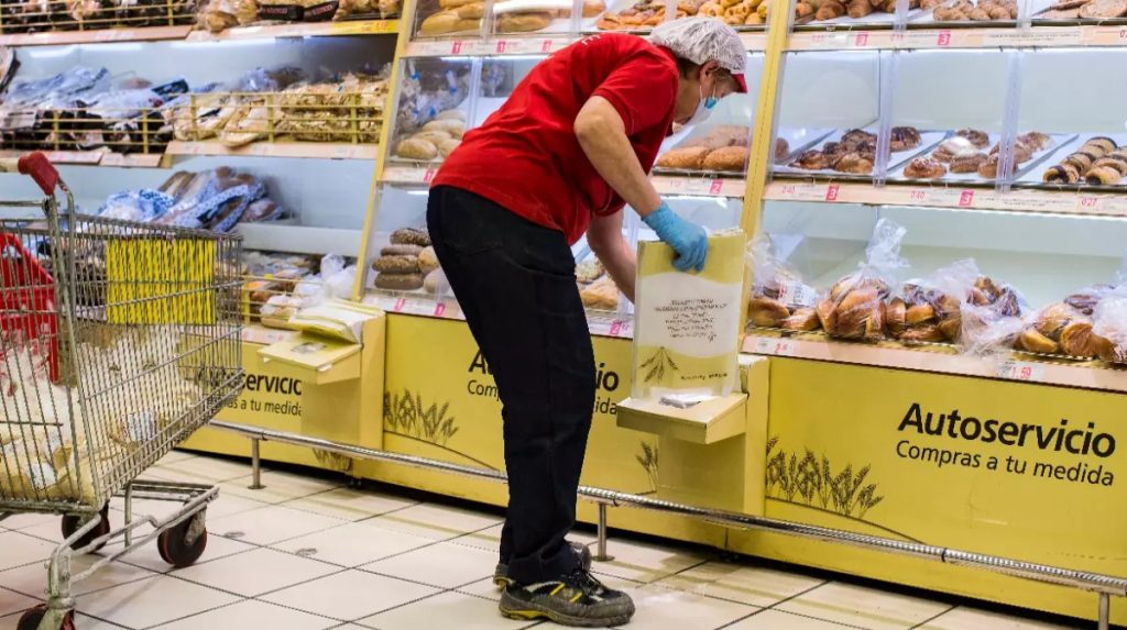 Concediată după 19 ani de muncă într-un magazin Auchan: O casieră a fost filmată când fura din portofelul unui client