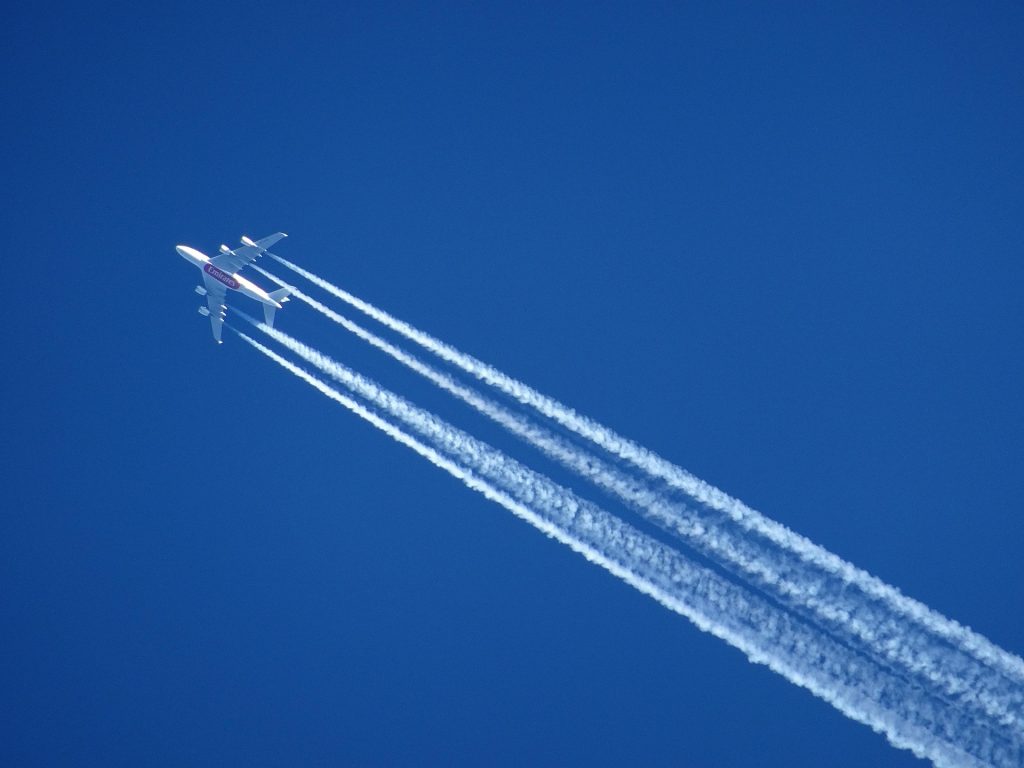 „Premieră mondială”: IA va ajuta avioanele să evite dârele albe lăsate pe cer, care contribuie la încălzirea climatică