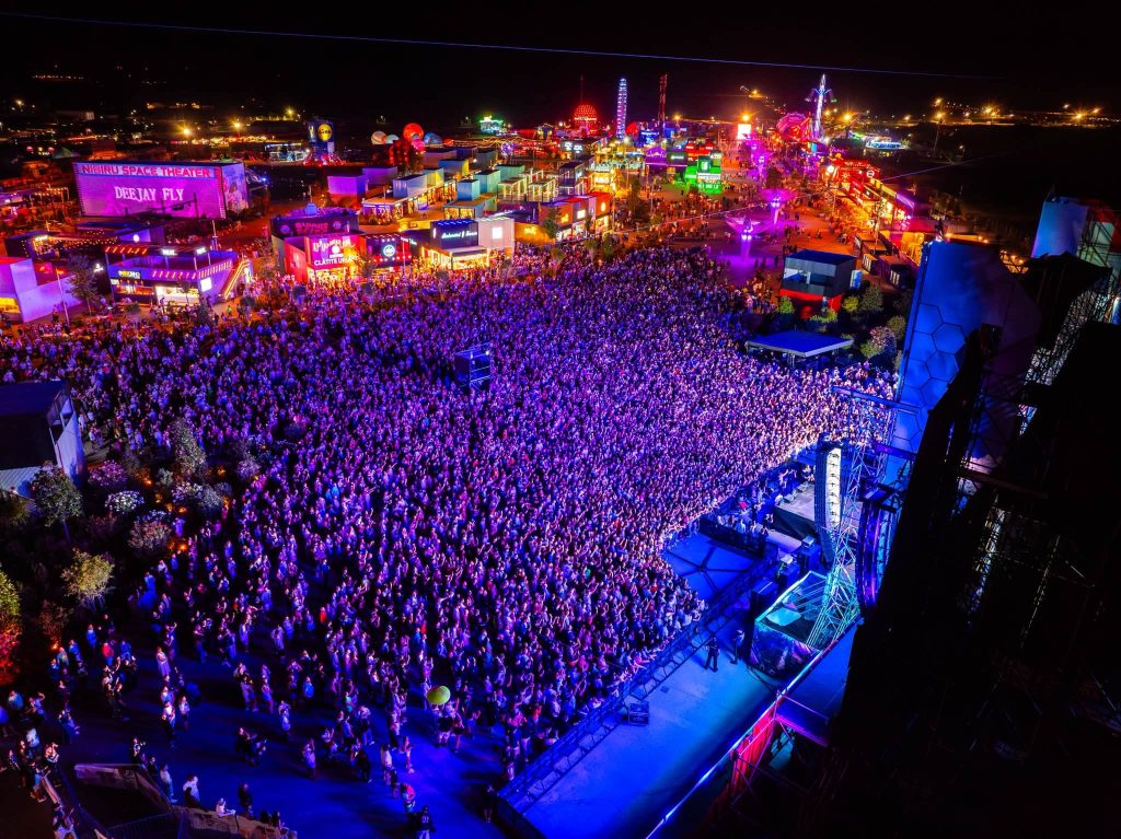 O ciocnire dintre generații care nu a mai avut loc. Reportaj de la Nibiru, noua stațiune de pe litoralul românesc