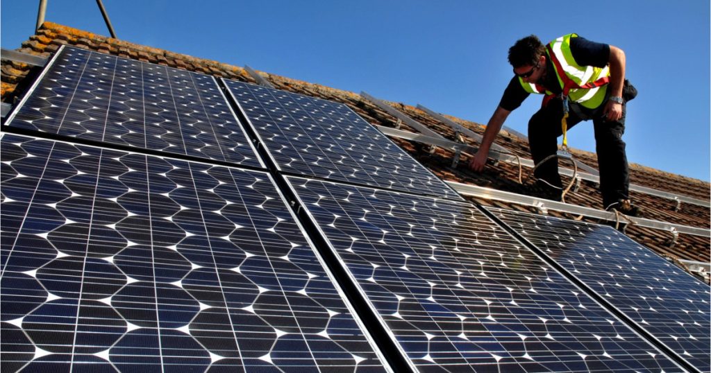 Ministerul Mediului lansează în consultare publică programul pentru baterii la fotovoltaice: ce reguli sunt, cine primește finanțare