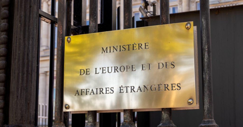 „Act de intimidare”. Parisul expulzează doi diplomaţi iranieni după agresarea unor membri ai personalului ambasadei Franţei la Teheran