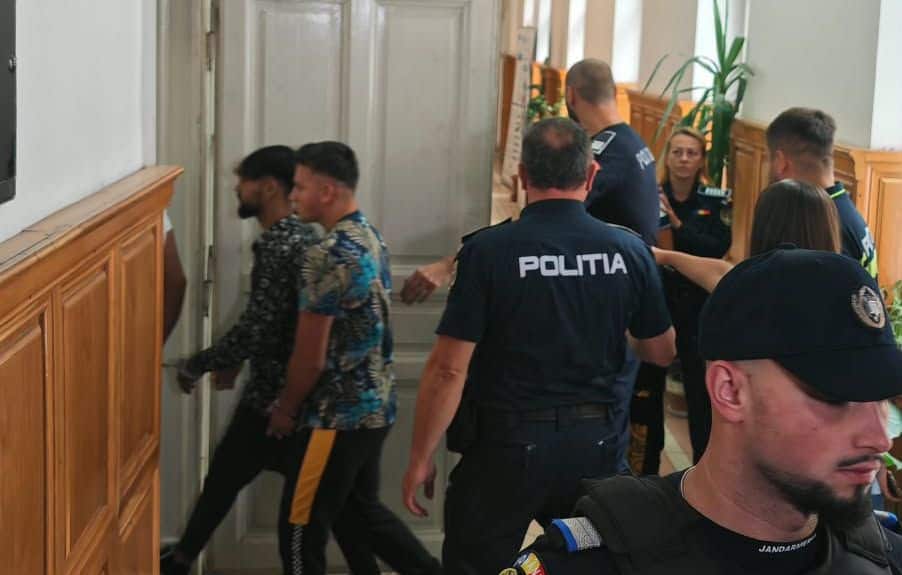 VIDEO. Lotul celor 7 arestați după atacul împotriva ambulanței din Recea Cristur, la Tribunal. Au contestat arestarea preventivă