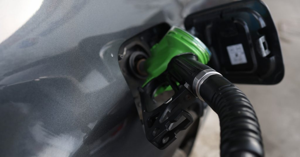 Carburanții, mai scumpi în România decât în țările vecine. Cât economisesc șoferii dacă alimentează în Bulgaria sau Ungaria