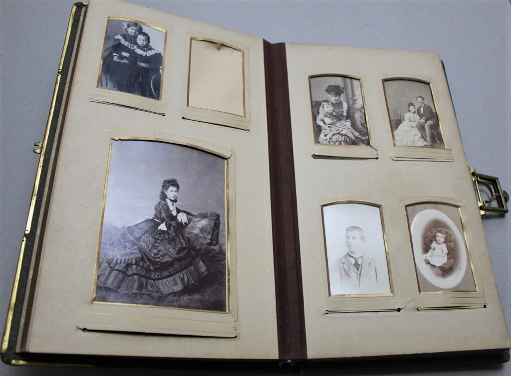 Ziua Fotografiei: Călătorie în timp la Brașov pentru a descoperi secretele unui atelier foto din secolul al XIX-lea