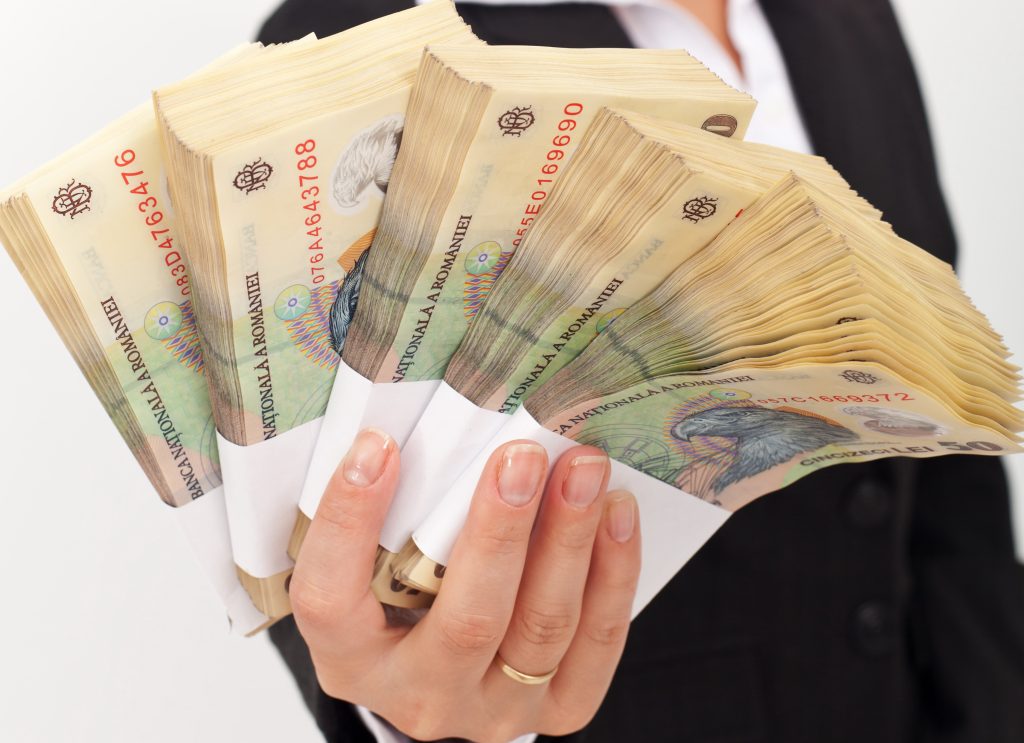 Cât câştigă românii. Mai mult de 43.200 de români au salarii mai mari de 5.000 de euro net pe lună. În total, cei cu venituri de peste 5.000 de euro net reprezintă mai puţin 1% din totalul angajaţilor. În 2020, valoarea maximă a salariului era de 15.880 d