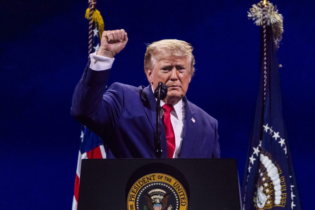 Strângere de fonduri pentru asasinarea lui Donald Trump la un post de televiziune. Câți bani a strâns realizatoarea emisiunii