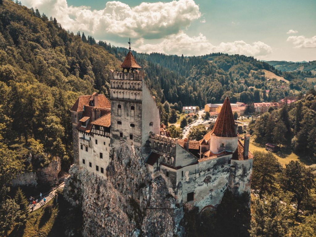 Transilvania, dincolo de mitul lui Dracula, prezentată de jurnaliștii britanici de la The Guardian: „Uitați de poveștile cu vampiri!”