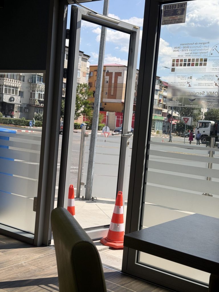 Doar geamul de la ușa laterală din benzinăria OMV din Târgu Jiu a fost afectată după scandalul de azi