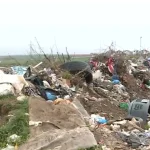 O zonă centrală a Ploieştiului, transformată în focar de infecţie după ce mai mulţi localnici au aruncat gunoiul din gospodărie pe domeniul public, în dreptul unui punct termic/ Printre aceştia, şi angajaţi ai unui cabinet medical - FOTO, VIDEO