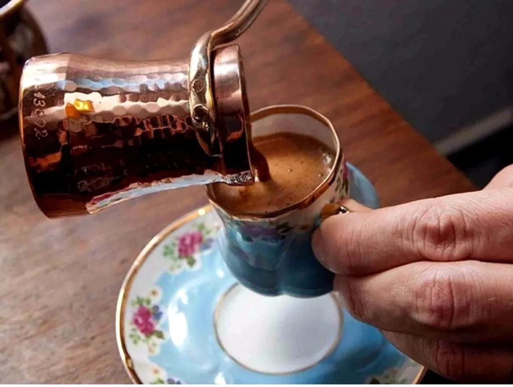 Două condimente pe care să le adaugi în cafea dacă vrei să accelerezi pierderea în greutate