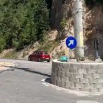 FOTO Stâlp uitat în mijlocul unui drum din România. Constructorii au „inventat” un sens giratoriu în jurul acestuia