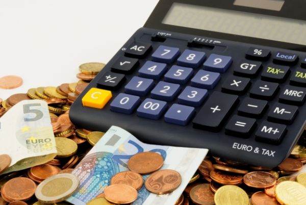 PIATA VALUTARA Euro s-a apreciat la 5,2452 lei