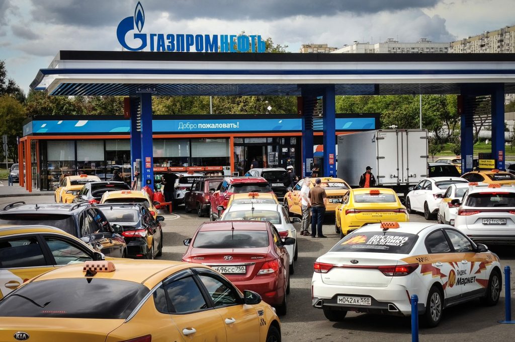 Rusia a început să importe carburanți