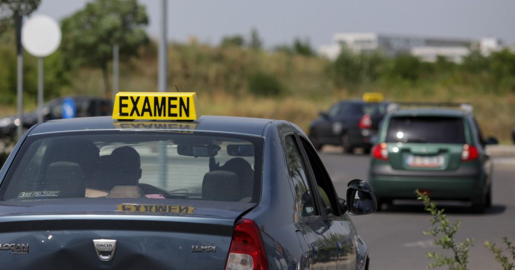 Schimbare la obținerea permisului auto. Documentul pe care solicitanții nu mai trebuie să îl includă în dosarul depus la ghișeu