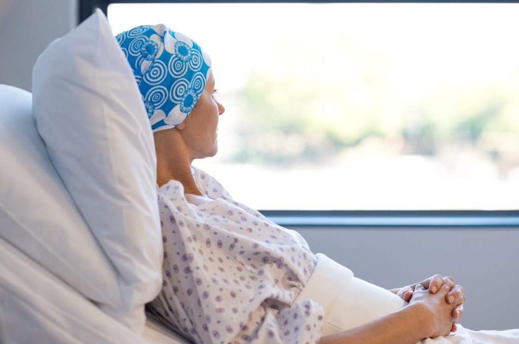 „Să iasă din groapă și să-și ea ceară banii” / Umilința prin care trece soțul unei tinere moarte de cancer pentru a recupera banii pe tratamentul din Austria / Bătălie de doi ani și jumătate cu birocrația