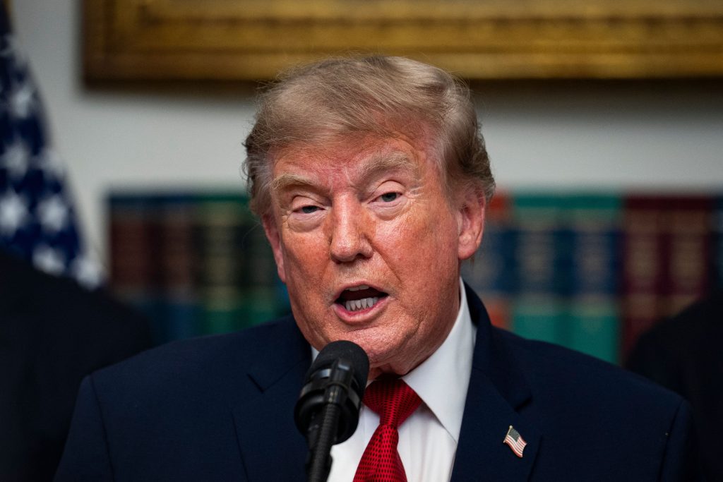 Trump amenință cu un război economic fără precedent Iranul. „Urmări teribile pentru cine îi ajută”