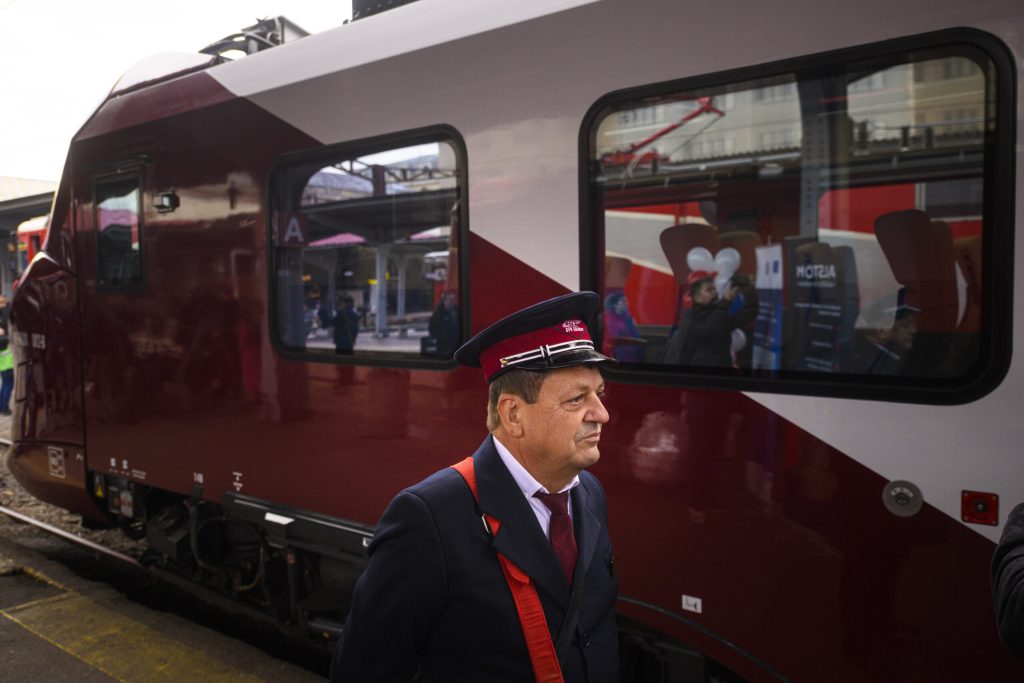 Modificări pentru patru trenuri în septembrie. Călători transbordați între Arad și Timișoara