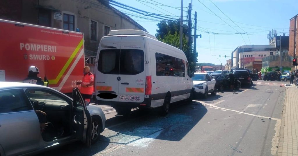 Accident grav în Mediaș. Planul Roșu de intervenție, activat după coliziunea dintre un autobuz și mai multe mașini
