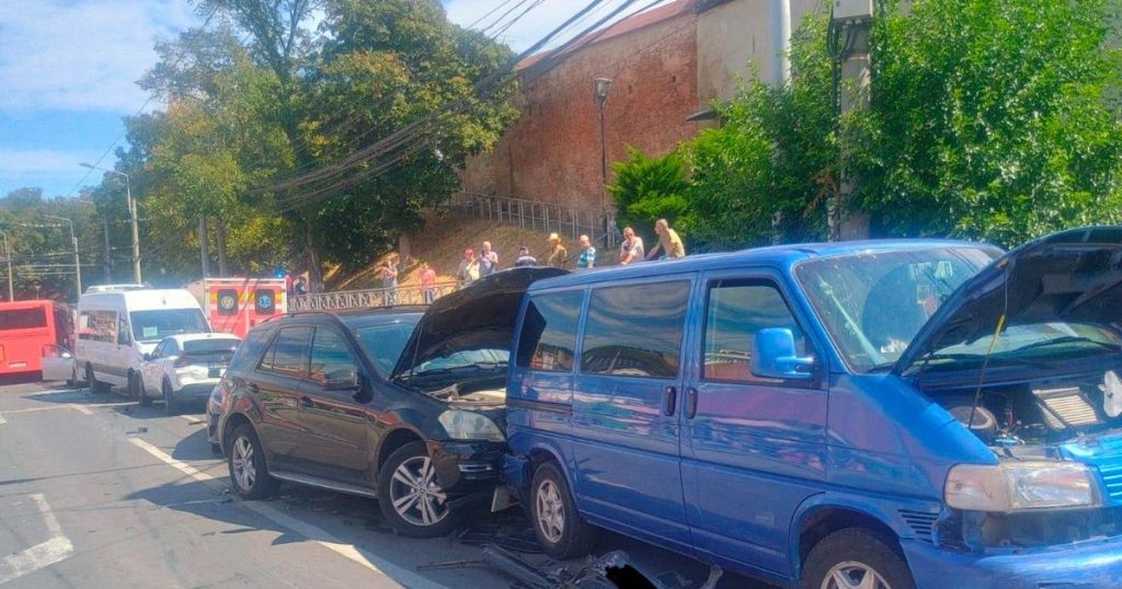 Accident grav în Mediaș! 22 de persoane implicate într-un impact devastator între un autobuz și mai multe autoturisme