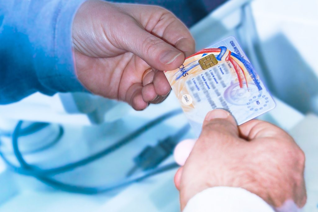 Cardul de sănătate va fi înlocuit treptat de buletinul electronic. Ce se schimbă de la 1 septembrie