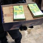 Directorul ARR Cristian Anton, prins cu mita ascunsă în cutii de pantofi, şi administratorul unei firme, acuzaţi de fraudarea examenelor pentru obţinerea atestatelor de pregătire profesională, trimişi în judecată de către DNA