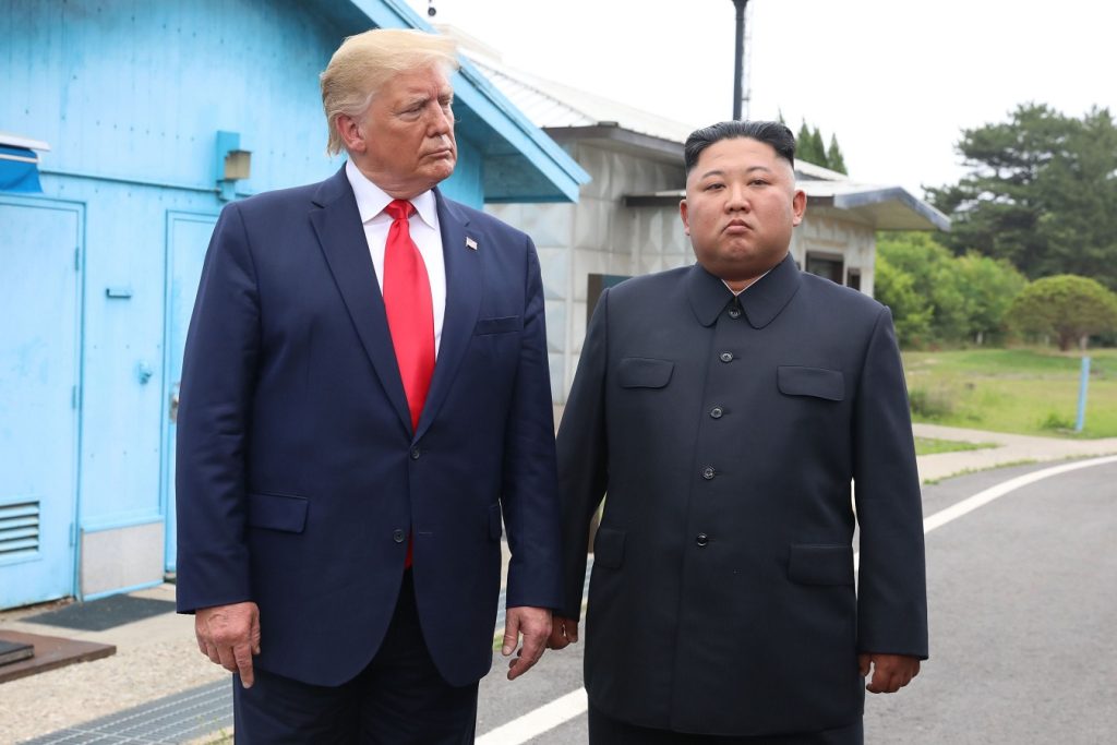 Mâna întinsă de Trump, întâmpinată cu rachete. Coreea de Nord lansează cel puțin 10 proiectile balistice spre mare