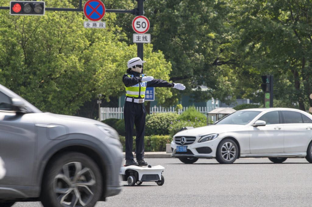 Roboți care dirijează traficul, testați într-un proiect-pilot în China