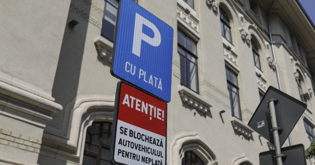 Mașini personale, trecute drept vehicule de serviciu pentru parcare gratuită. Doi foști comisari-șefi din Bihor, trimiși în judecată