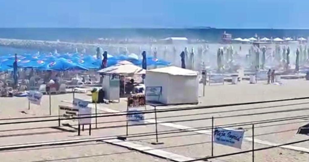 Furtună de nisip la Eforie Nord. Turiştii au fost alungaţi de pe plajă