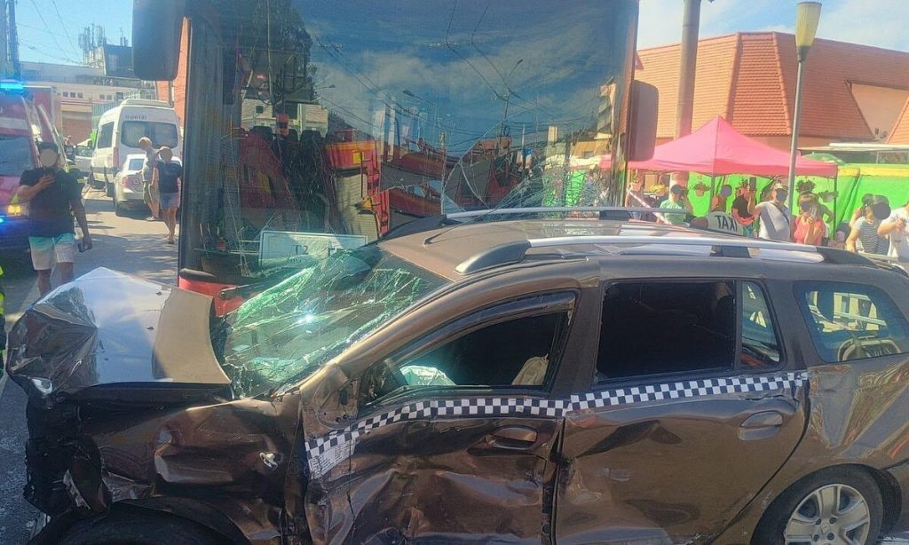 VIDEO: Momentul în care un autobuz condus de un șofer beat lovește 12 mașini. Accident șocant la Mediaș. Patru răniți