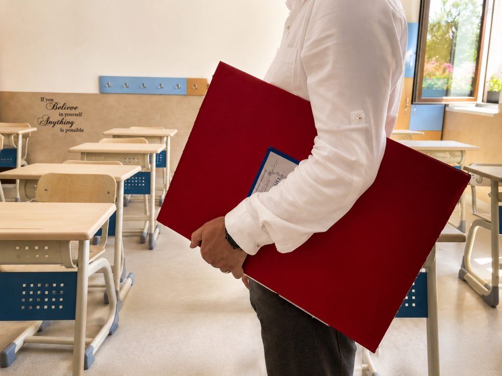 Plata cu ora pentru profesori ar crește față de nivelul actual, dar nu revine la formula de dinaintea Legii Bolojan: între 38 și 60 de lei net pe oră, în varianta cea mai recentă de lege a salarizării / Cinci exemple de calcul pentru profesori cu grade și