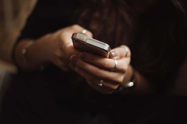 Student nigerian, condamnat la Oradea pentru că a ajutat escroci online să păcălească femei / Una s-a împrumutat la CAR, convinsă că este iubita unui artist român / Altul spunea că e chirurg într-un spital din Mogadishu