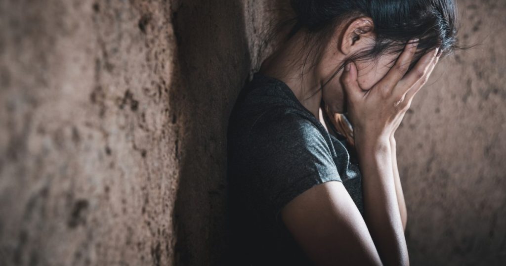Doi bărbați, unul de 71 de ani, reținuți în București. Ar fi exploatat sexual o minoră de la 11 ani