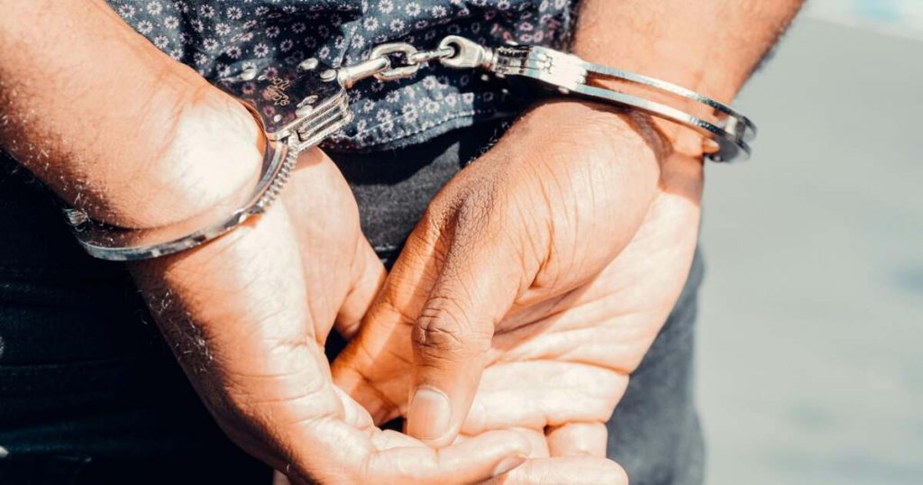 Bărbatul care și-a înjunghiat soția, arestat după externare. Fiica de 13 ani, care și-a apărat mama, a ajuns în grija unei mătuși