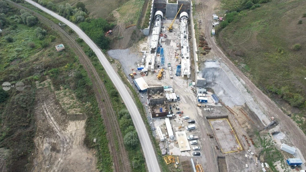 Lucrările pe calea ferată Brașov–Sighișoara avansează. „Cârtițele” au săpat aproape 7 kilometri de tunel