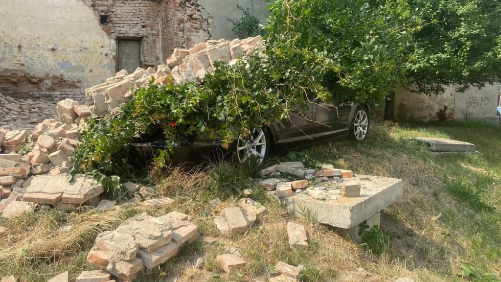 Aproape incredibil la Botoșani! Un perete s-a prăbușit peste o mașină parcată pe strada Săvenilor