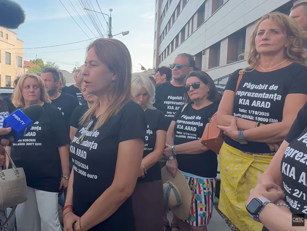 Cu banii luați și lăsați fără mașini. Zeci de oameni păgubiți de un dealer auto au protestat la Arad