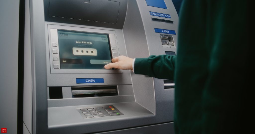 Războaiele și atacurile cibernetice au crescut interesul europenilor pentru bani cash. Ce recomandă BCE