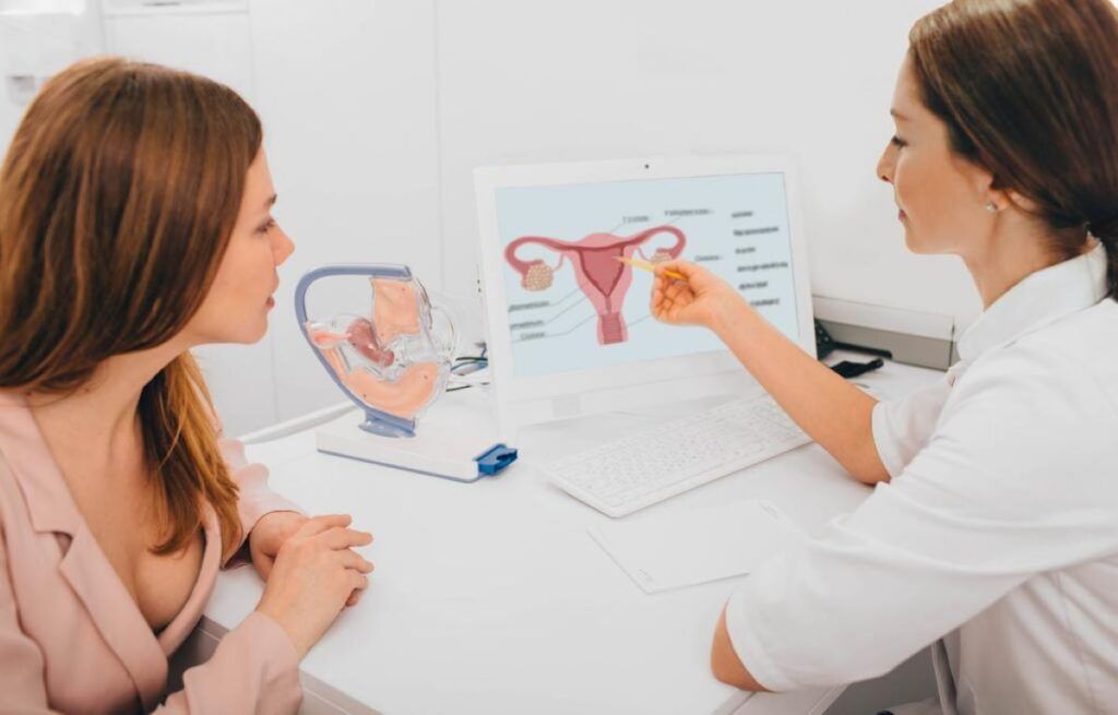 Tumora benignă care afectează până la 70% dintre femei. Semnele care nu trebuie ignorate