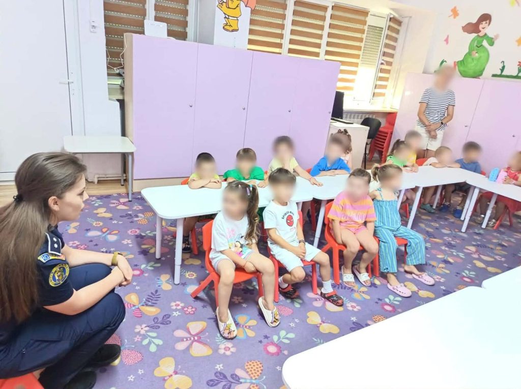 Polițiștii din Olt le-au predat lecția empatiei și a siguranței rutiere celor mai mici dintre preșcolarii din Slatina