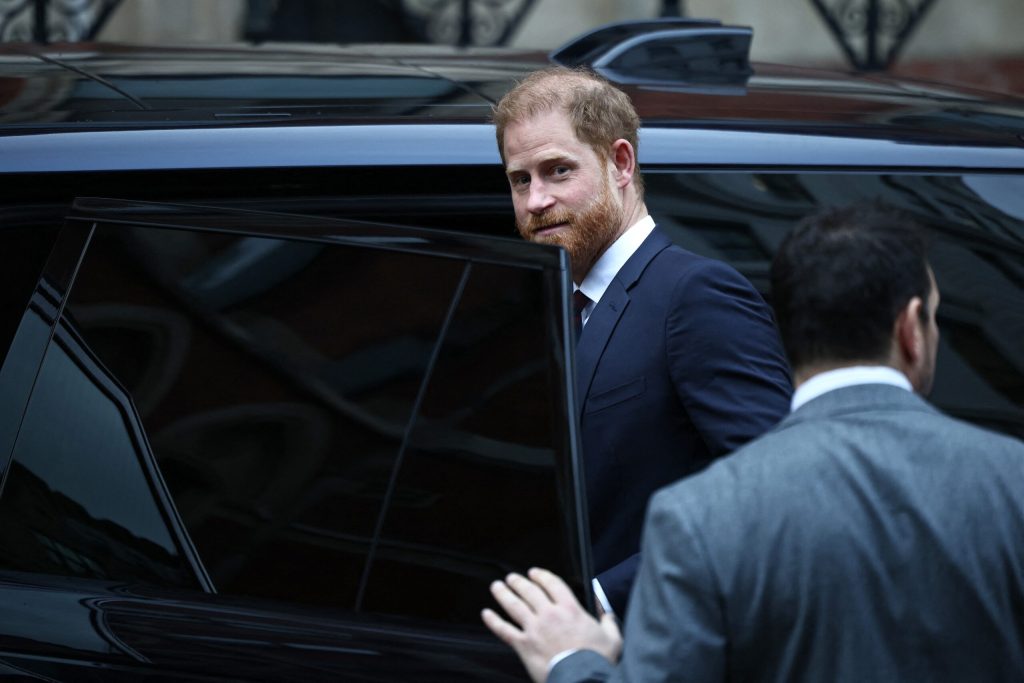 Prințul Harry, Elton John și alte cinci persoane, obligați să plătească aproape 10 milioane de lire sterline ziarului Daily Mail