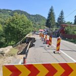 O porţiune din DN 10 s-a prăbuşit la Lunca Priporului, după spargerea unei conducte de apă / Traficul se desfăşoară pe un singur sens - FOTO