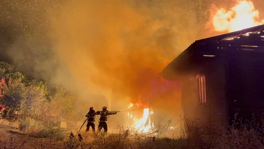 Un bărbat de 72 de ani a murit într-un incendiu izbucnit în gospodăria sa: flăcările au cuprins și două locuințe învecinate