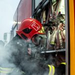 UPDATE - Incendiu la un depozit de electrocasnice din Arad / Se manifestă la electrocasnice din interiorul depozitului şi la acoperiş / Hala este inundată cu fum