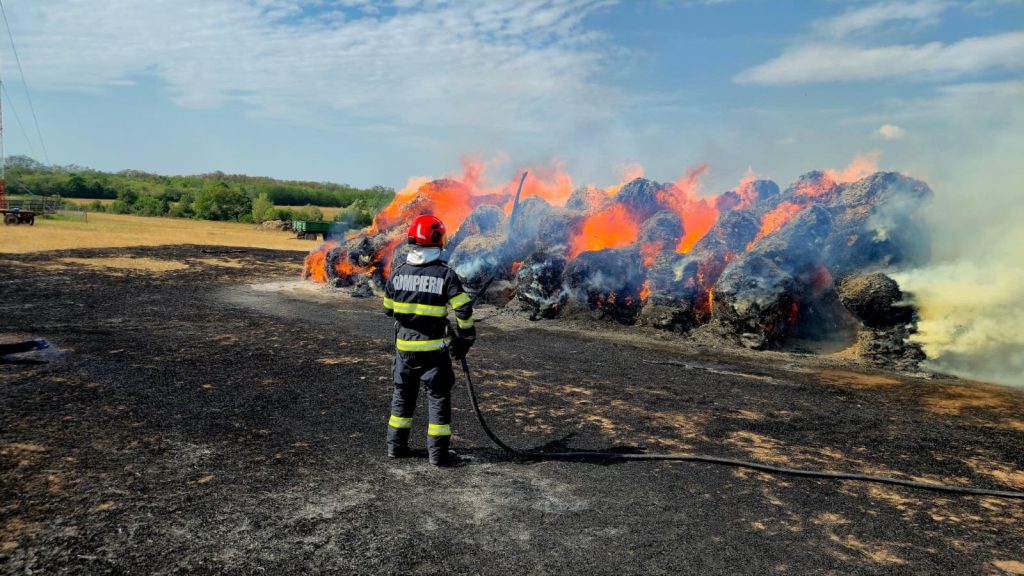120 de baloți de fân distruși de flăcări în județ - au pus în pericol și case