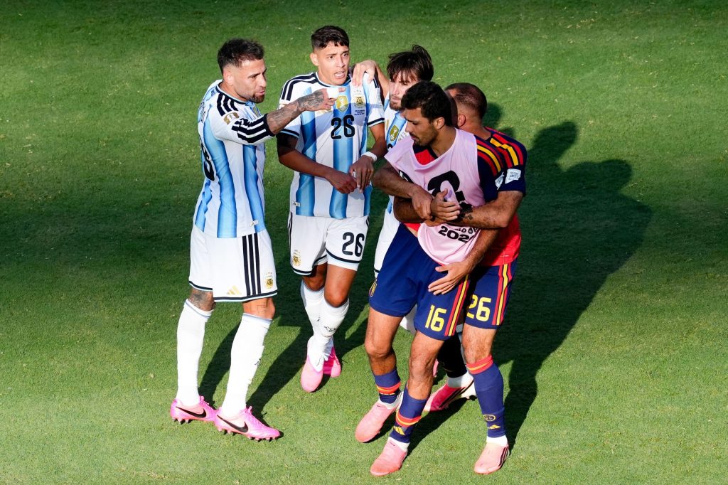 FIFA, pedepse drastice după scandalul de la finala Cupei Mondiale: Leandro Paredes, suspendat 10 meciuri